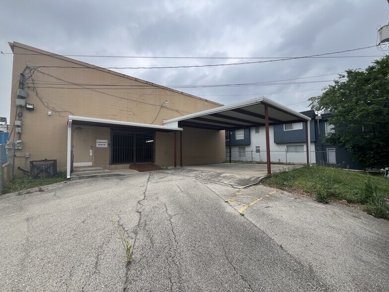 2502 Harry Wurzbach Rd, San Antonio, TX à louer - Photo du bâtiment - Image 2 de 16