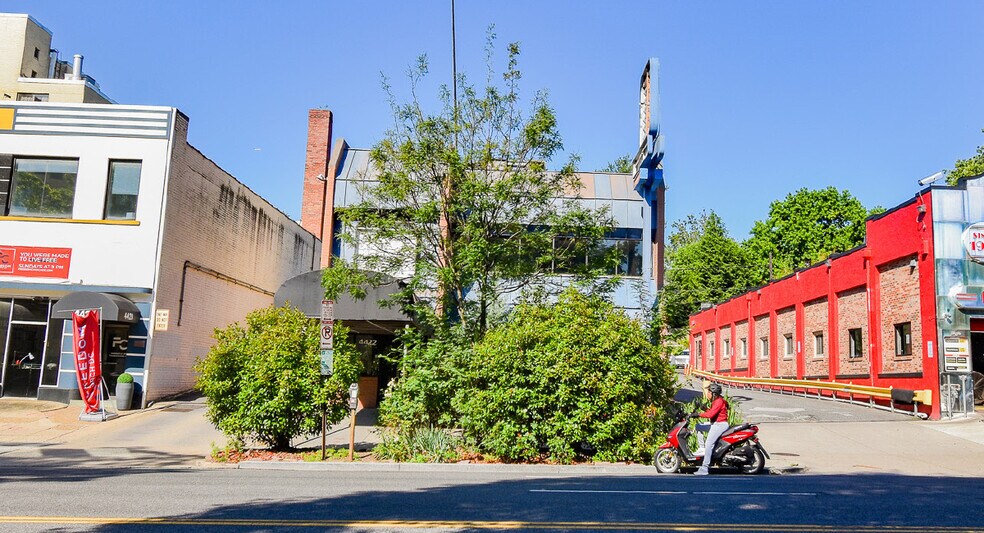 4422 Connecticut Ave NW, Washington, DC à vendre - Photo du bâtiment - Image 3 de 7