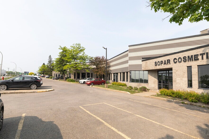 1875-1905 Boul Lionel-Bertrand, Boisbriand, QC for lease - Building Photo - Image 3 of 7