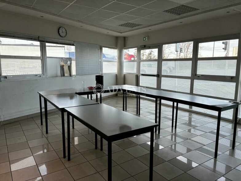 Office in Saint-Avertin for lease - Interior Photo - Image 2 of 7