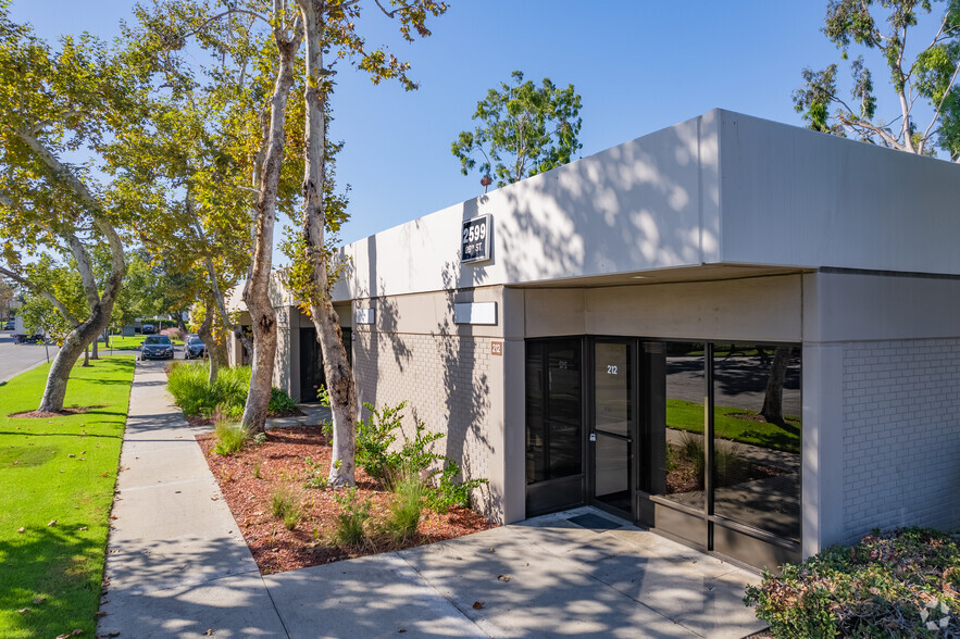 2599 E 28th St, Signal Hill, CA for lease - Building Photo - Image 1 of 21