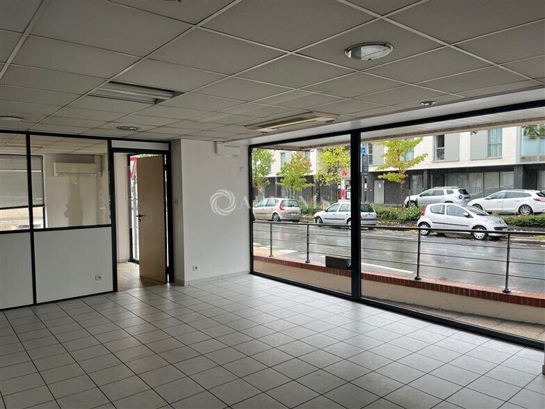 Office in Tours for lease - Interior Photo - Image 3 of 6