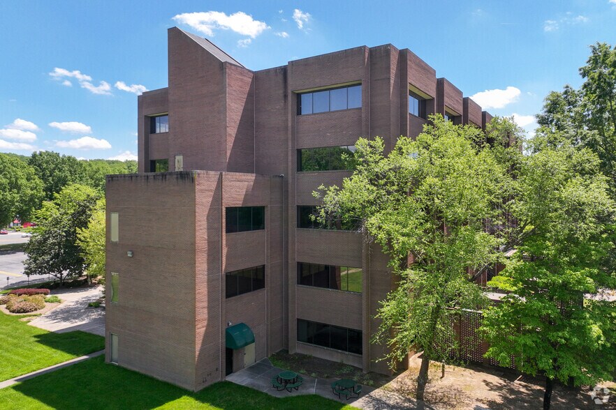 5620 University Pky, Winston-Salem, NC à louer - Photo du bâtiment - Image 2 de 18