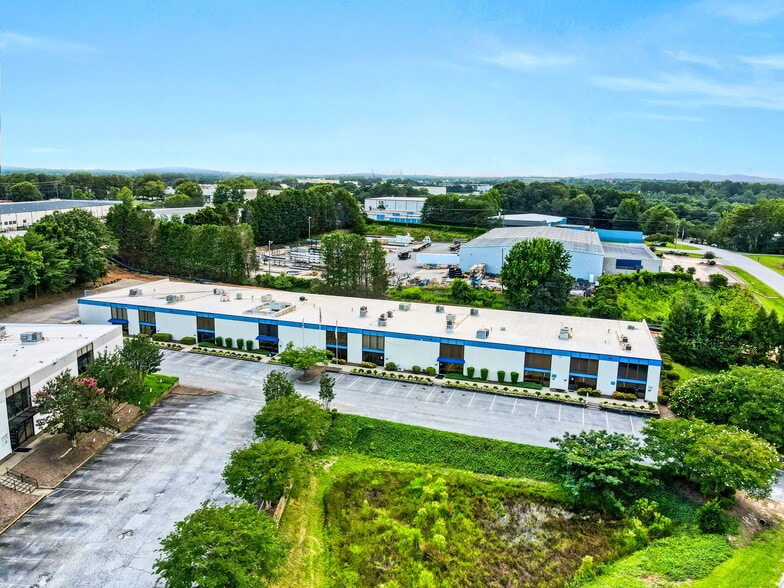 135 Interstate Blvd, Greenville, SC for lease - Building Photo - Image 2 of 5