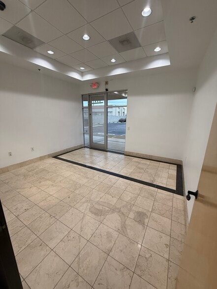 5765 S Rainbow Blvd, Las Vegas, NV for lease - Interior Photo - Image 3 of 40