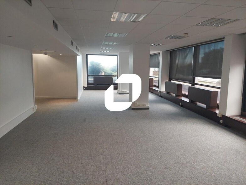 Bureau dans Saint-Cloud à louer - Photo du bâtiment - Image 2 de 11