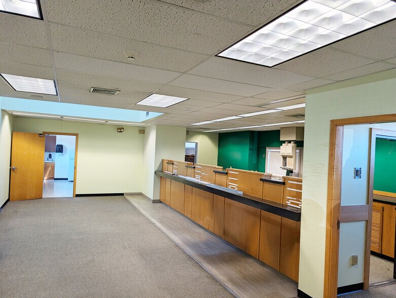 122 Northeastern Blvd, Nashua, NH à louer - Photo du bâtiment - Image 2 de 6