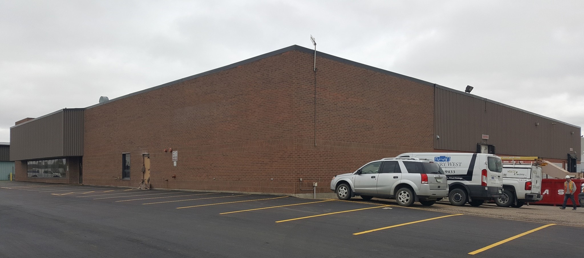 455 Maxwell Cres, Regina, SK for lease Primary Photo- Image 1 of 3