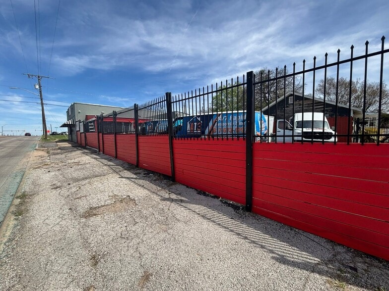 411 S Riverside Dr, Fort Worth, TX for lease - Building Photo - Image 2 of 8