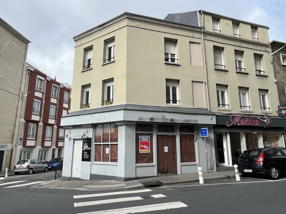 Retail in Le Havre for lease Building Photo- Image 1 of 2