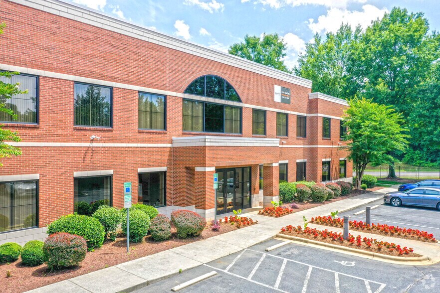 6047 Tyvola Glen Cir, Charlotte, NC à louer - Photo du bâtiment - Image 2 de 4