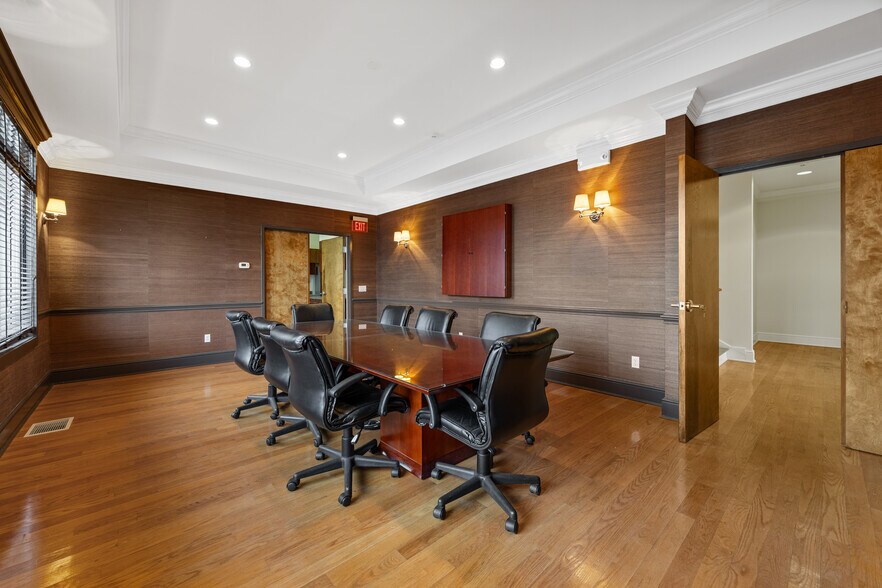 76 Tokeneke Rd, Darien, CT à louer - Photo du bâtiment - Image 2 de 43
