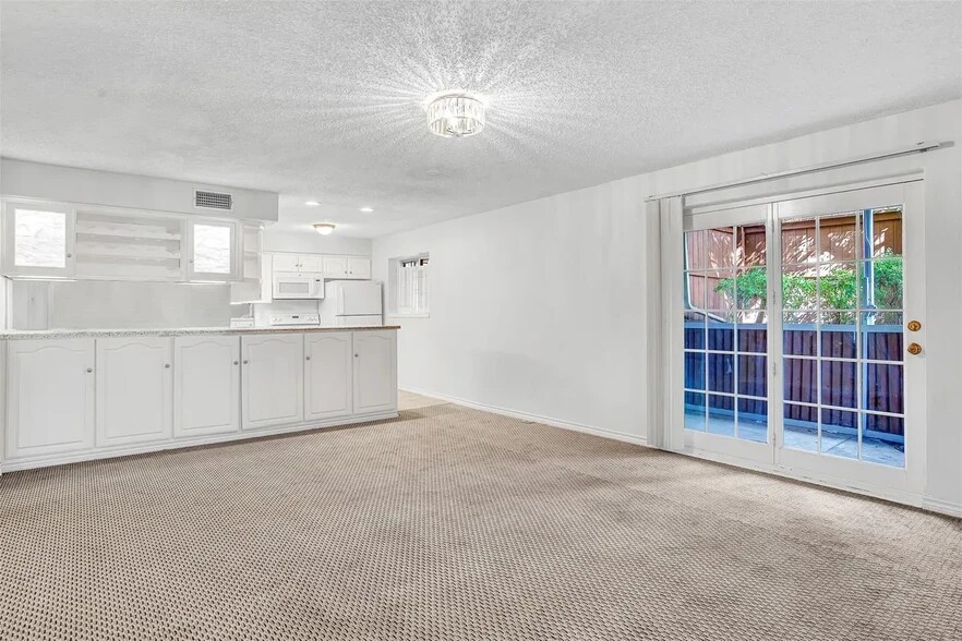 7771 Royal Ln, Dallas, TX for sale - Interior Photo - Image 2 of 7