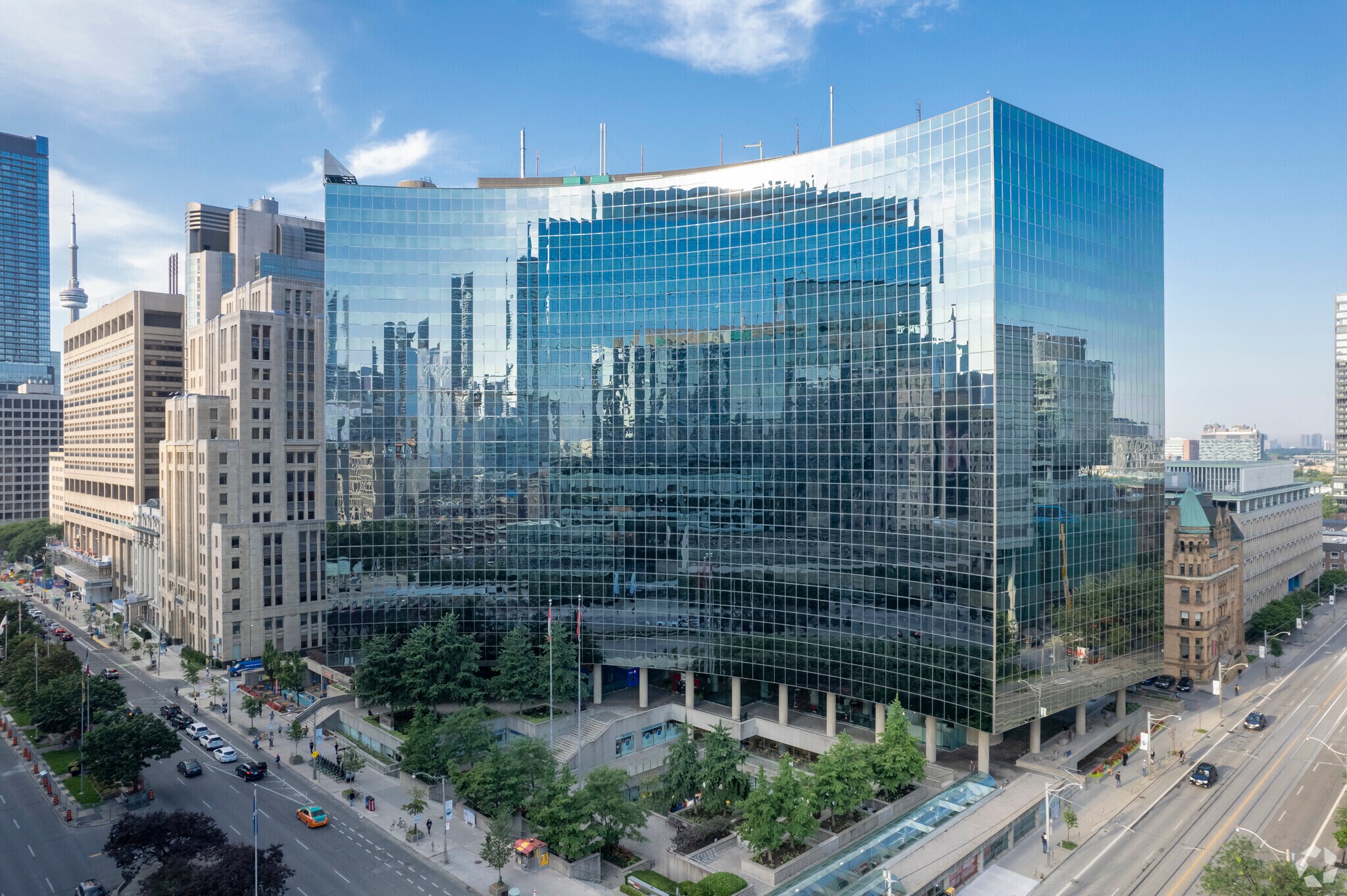 700 University Ave, Toronto, ON à louer Photo du bâtiment- Image 1 de 12