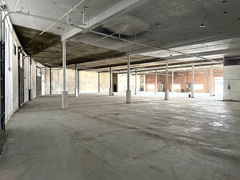 2463 E 8th St, Los Angeles, CA à louer - Photo du bâtiment - Image 2 de 9