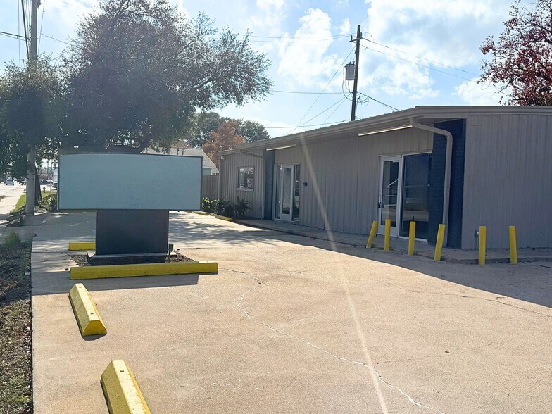 901 W Hart Ave, Pasadena, TX à louer - Photo du bâtiment - Image 3 de 9