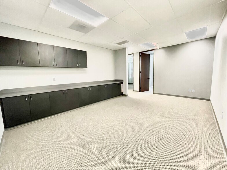 333 N Rivershire Dr, Conroe, TX à louer - Photo intérieure - Image 2 de 46