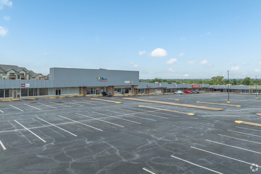 8101-8155 W Camp Bowie Blvd, Fort Worth, TX à louer - Photo du bâtiment - Image 3 de 11