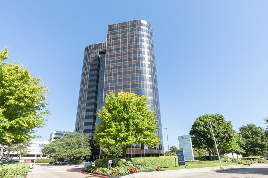 363 N Sam Houston Pky E, Houston, TX à louer - Photo du bâtiment - Image 2 de 26