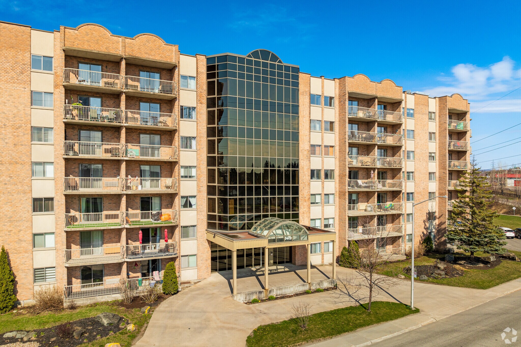 325 Boul Jean-Baptiste-Rolland E, Saint-Jérôme, QC for sale Primary Photo- Image 1 of 1