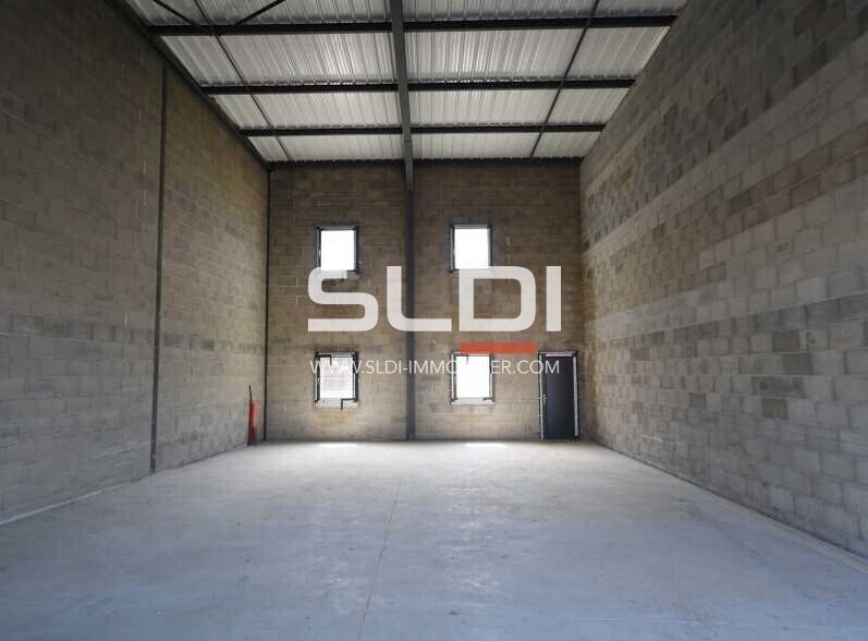 Retail in Mions for lease - Interior Photo - Image 2 of 3
