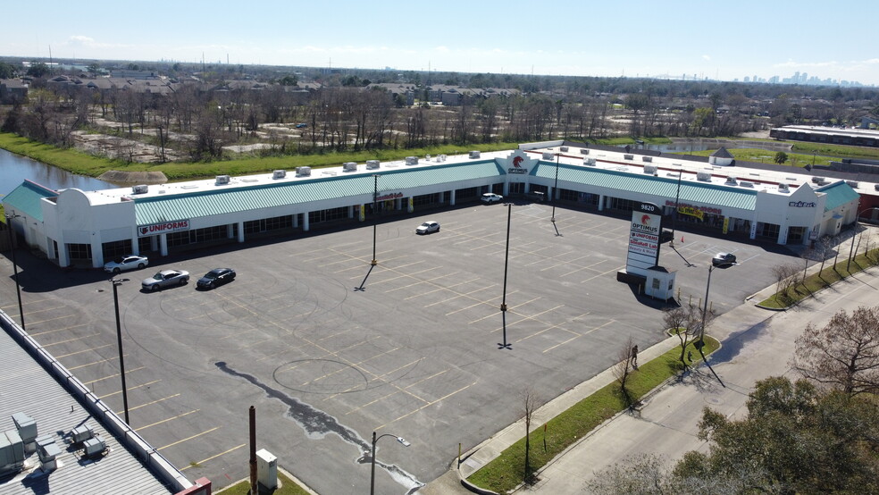 9820 Lake Forest Blvd, New Orleans, LA for sale - Building Photo - Image 1 of 5