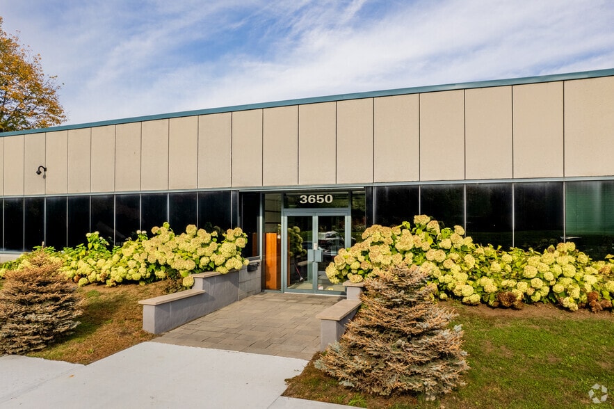 3600-3650 Boul Pitfield, Pierrefonds, QC for lease - Building Photo - Image 3 of 5