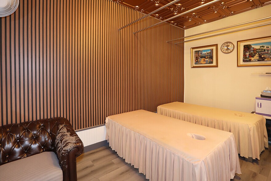 17185 Pacific Coast Hwy, Huntington Beach, CA for sale - Interior Photo - Image 3 of 7