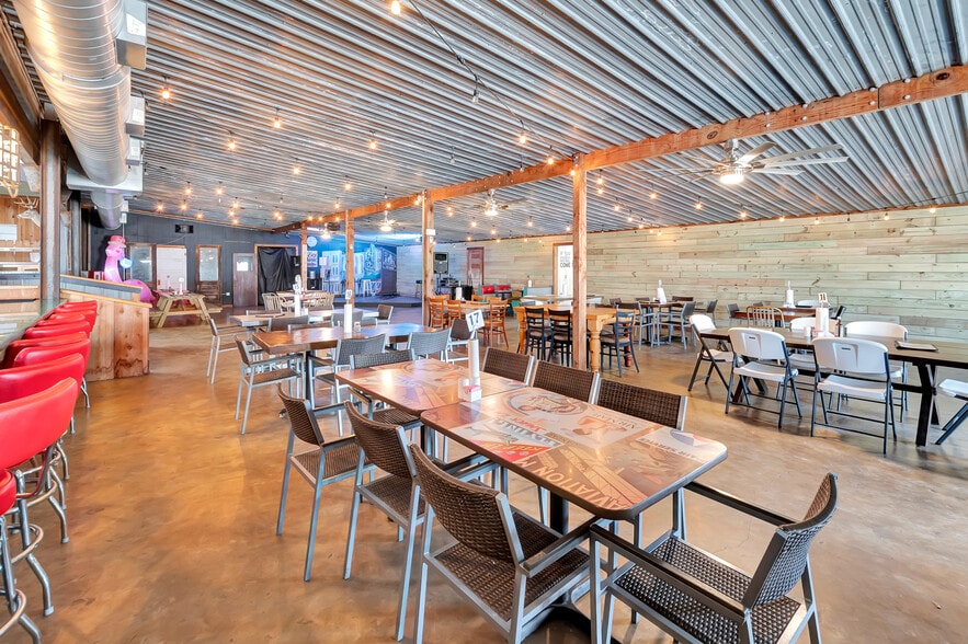 321 Kolle Road, Inez, TX for sale - Interior Photo - Image 3 of 33