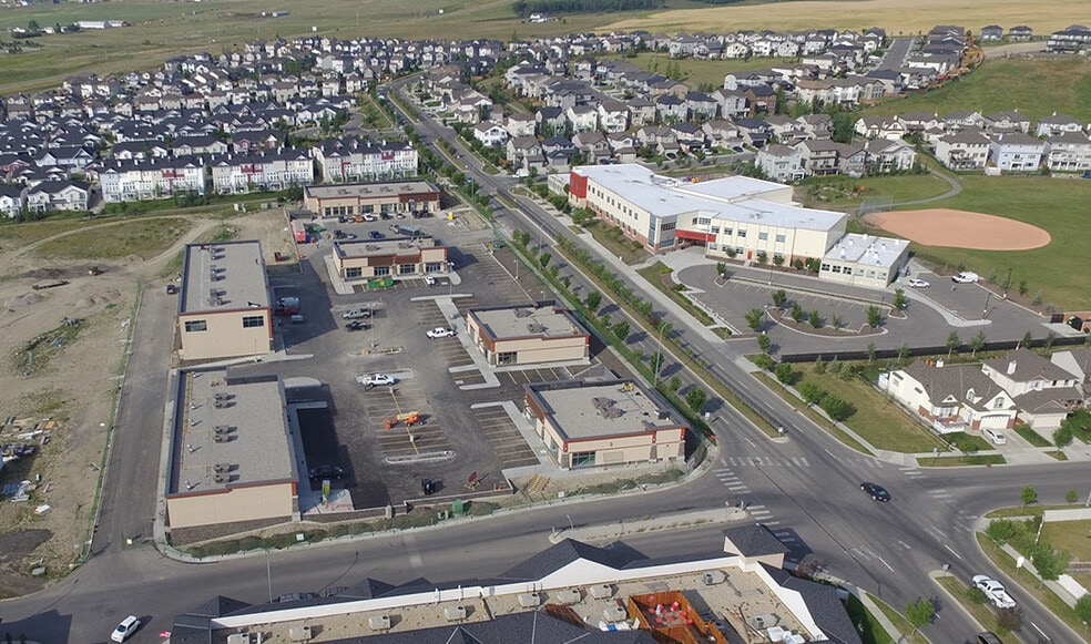 200 Southridge Dr, Okotoks, AB à louer - Aérien - Image 2 de 6