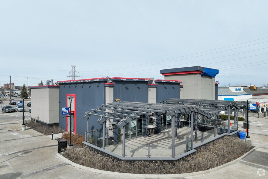 75 Consumers Dr, Whitby, ON à vendre - Photo principale - Image 1 de 1