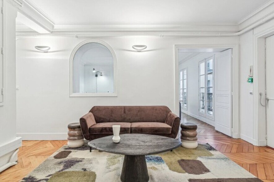 46 Rue De Provence, Paris for lease - Interior Photo - Image 2 of 14