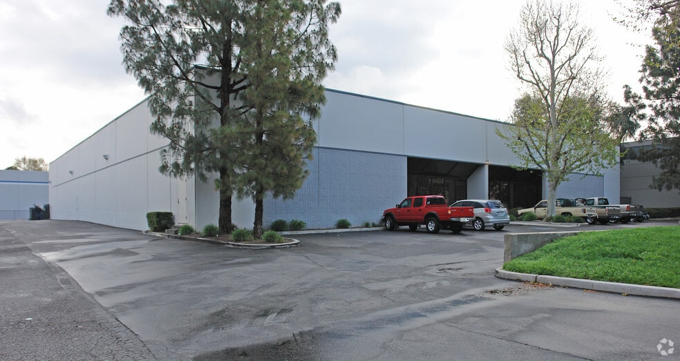 27736-27740 Avenue Hopkins, Valencia, CA for lease - Building Photo - Image 3 of 7