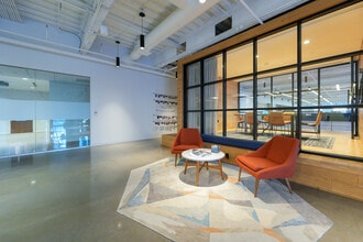 500 E Morehead St, Charlotte, NC à louer Photo du bâtiment- Image 2 de 7