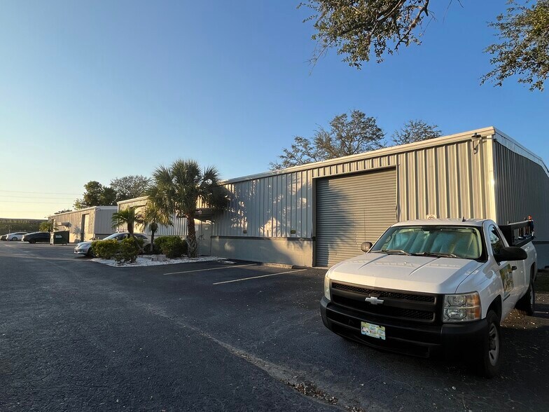 16121 Pine Ridge Rd, Fort Myers, FL à louer - Photo du bâtiment - Image 2 de 6