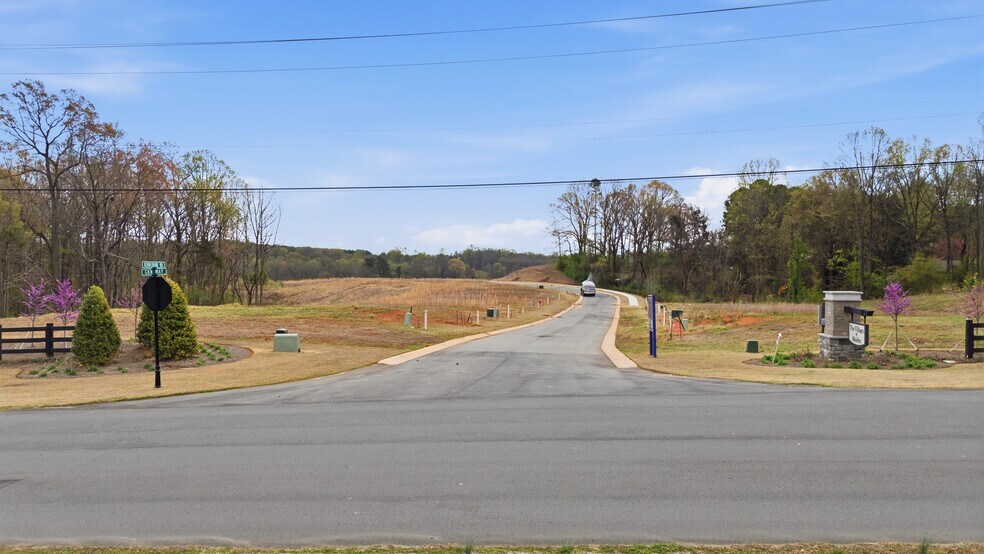 1821 GKN Way, Newton, NC for sale - Building Photo - Image 3 of 17