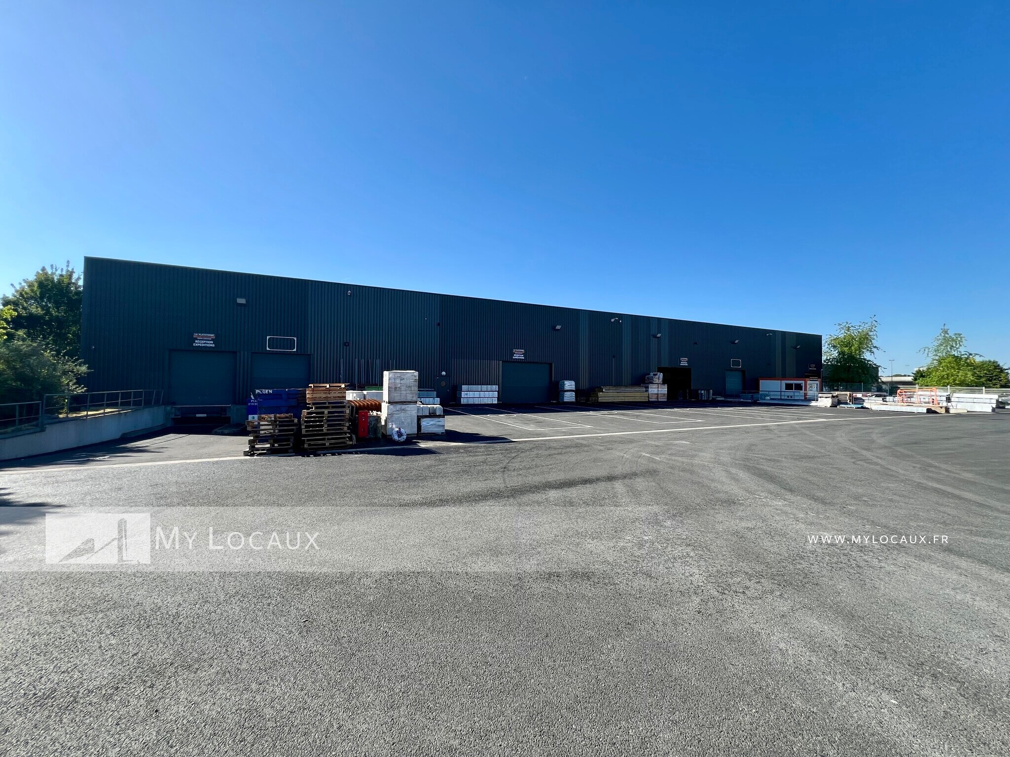 27 Avenue Jean Moulin, Stains for lease Primary Photo- Image 1 of 15