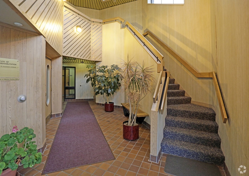 25811 W 12 Mile Rd, Southfield, MI for lease - Interior Photo - Image 2 of 9