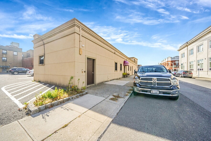 203 Rockaway Ave, Valley Stream, NY for sale - Building Photo - Image 3 of 34