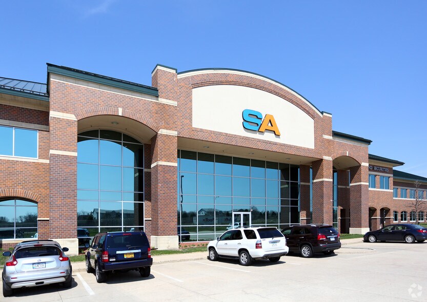 6600 Westown Pky, West Des Moines, IA à louer - Photo du bâtiment - Image 2 de 12