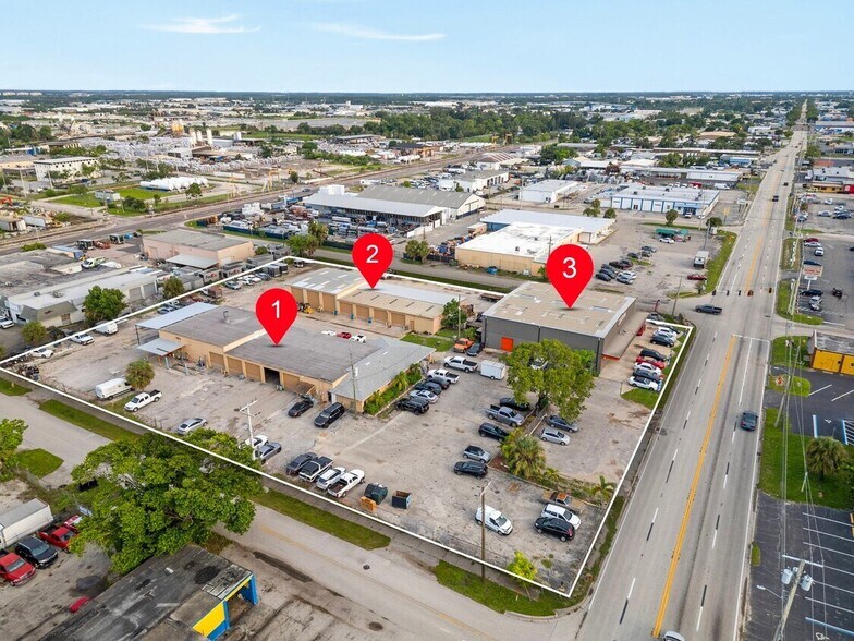 2559 Fowler St, Fort Myers, FL à louer - Photo du bâtiment - Image 3 de 3