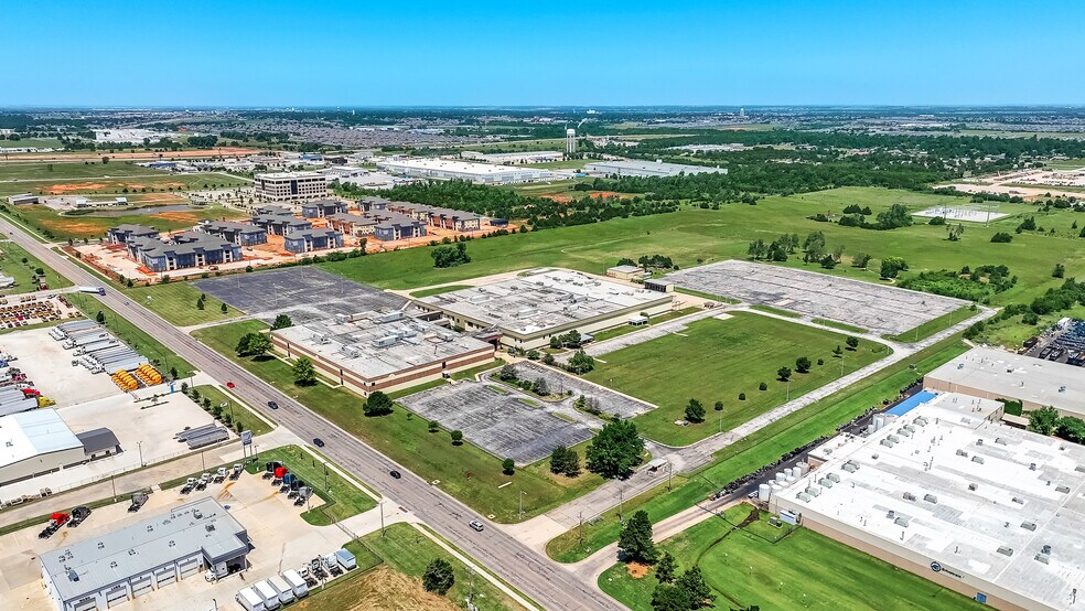 10321 W Reno Ave, Oklahoma City, OK à louer - Photo du bâtiment - Image 3 de 49