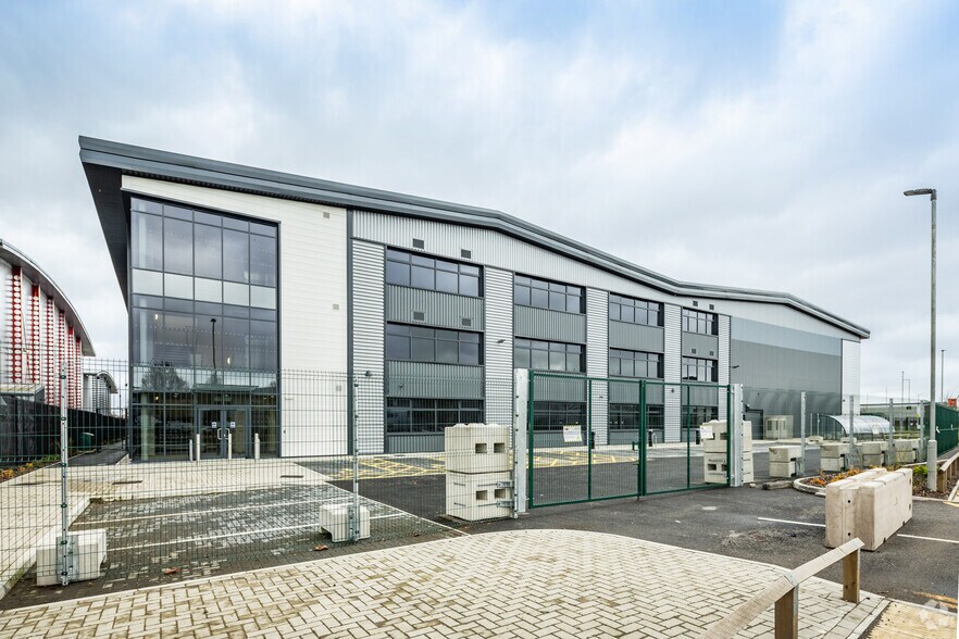 Trafford Park Rd, Manchester for lease - Primary Photo - Image 1 of 5