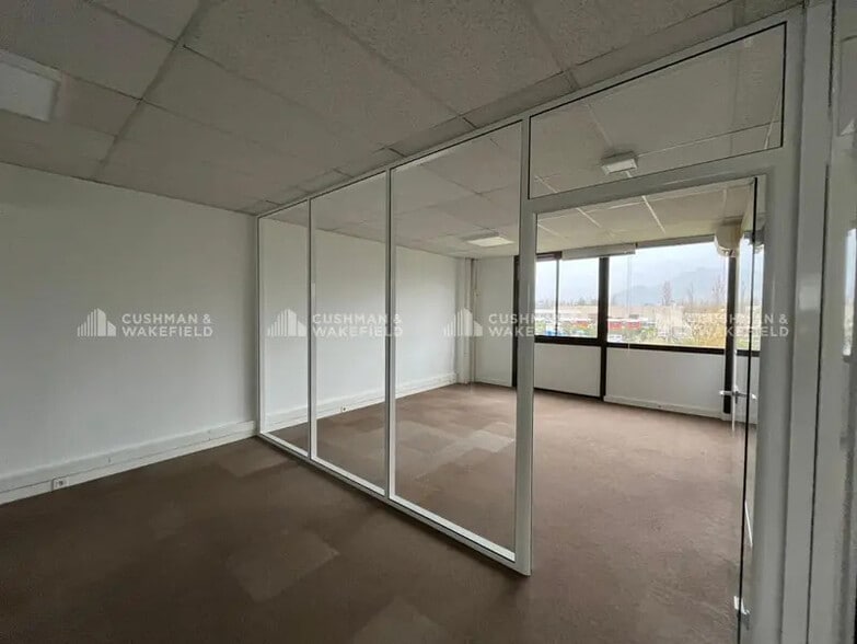 30 Avenue Du Chateau De Jouques, Gémenos for lease - Interior Photo - Image 2 of 27
