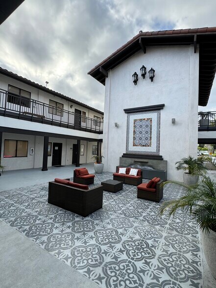 24953 Paseo De Valencia, Laguna Hills, CA à louer - Photo du bâtiment - Image 2 de 8
