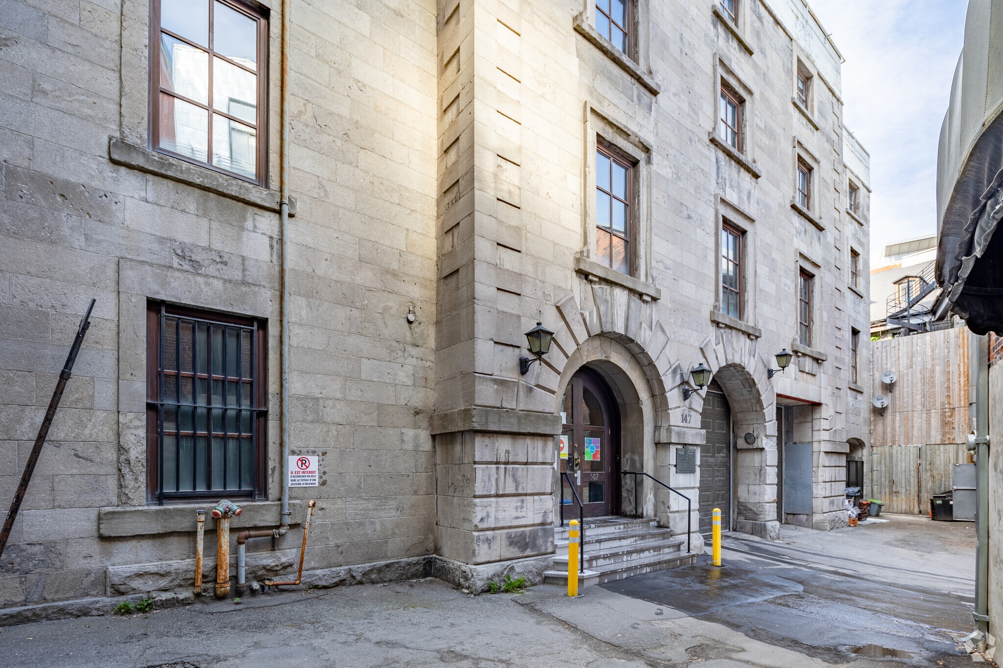 147 Rue Saint-Paul O, Montréal, QC for lease Primary Photo- Image 1 of 7