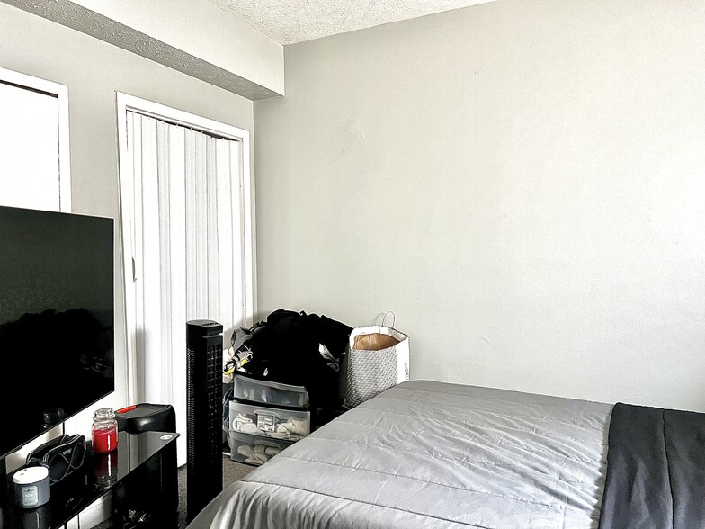 15557 Lake Shore Blvd, Cleveland, OH for sale - Building Photo - Image 3 of 9