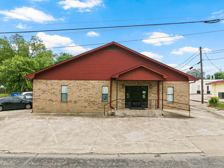 107 E 11th St, Mount Pleasant, TX à vendre - Photo du bâtiment - Image 3 de 45