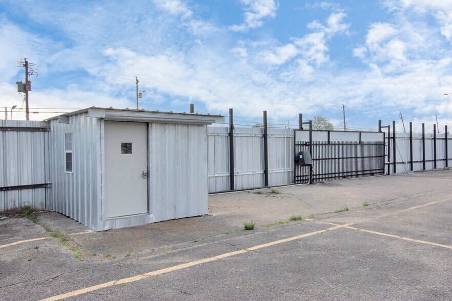 9001 Jensen Dr, Houston, TX for lease - Building Photo - Image 3 of 6