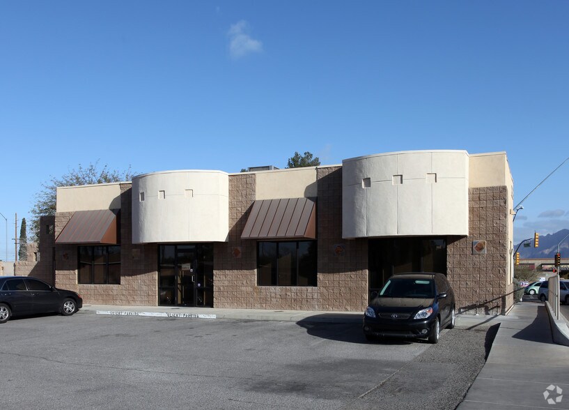 2323 N Campbell Ave, Tucson, AZ à louer - Photo du bâtiment - Image 3 de 6